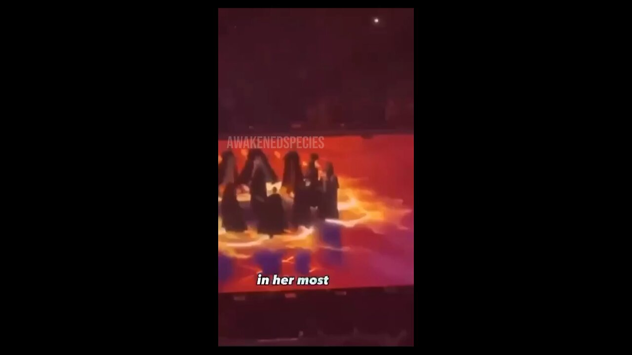 Taylor Swift is literally casting a demonic ritual at her concert 🧙♀️