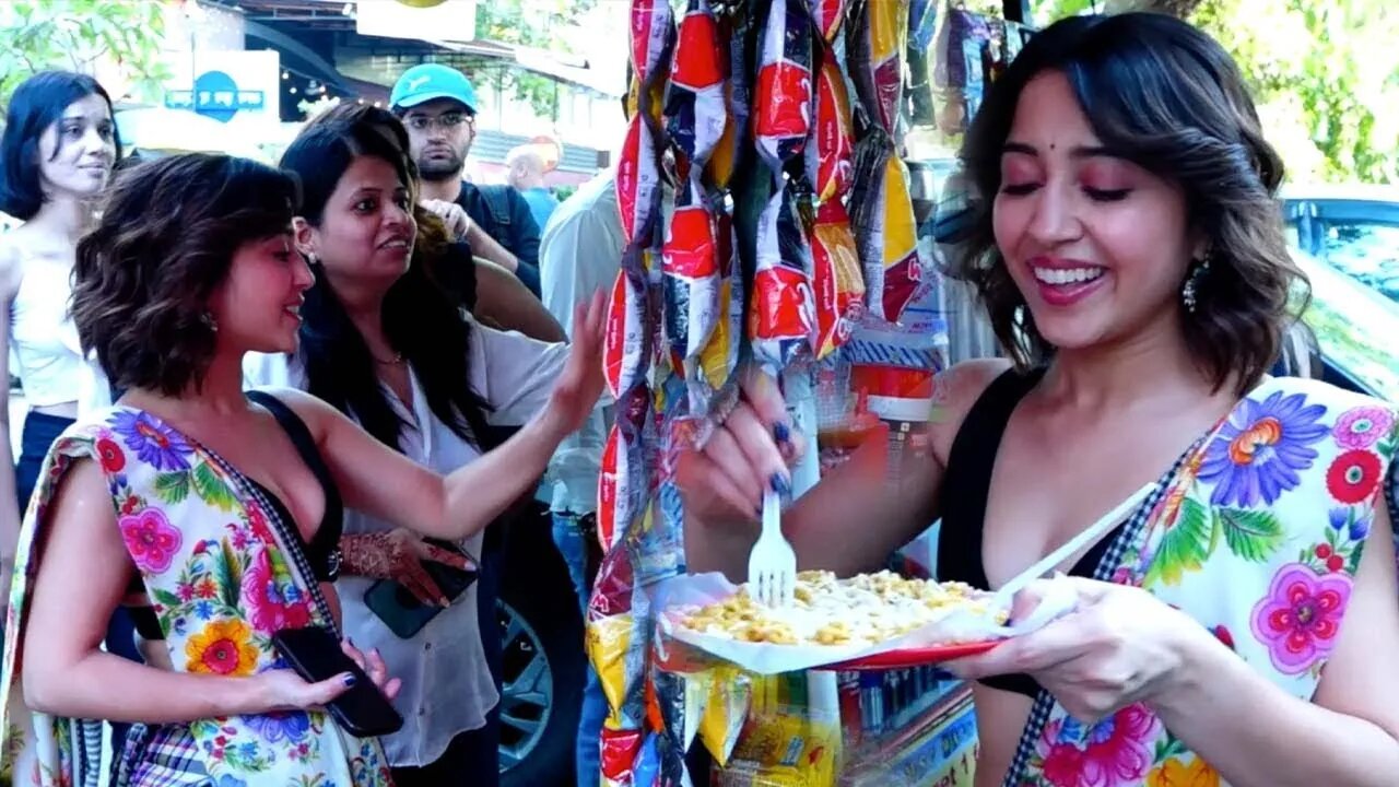 Baaper!! She Is To Much Yaar 😱😲 Shweta Tripathi Sharma with friends enjoying street food