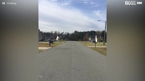 Barn gjør et utrolig sprang over en gate i USA