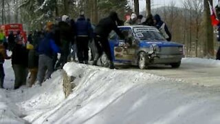 Auto da rally va fuori strada a tutta velovità