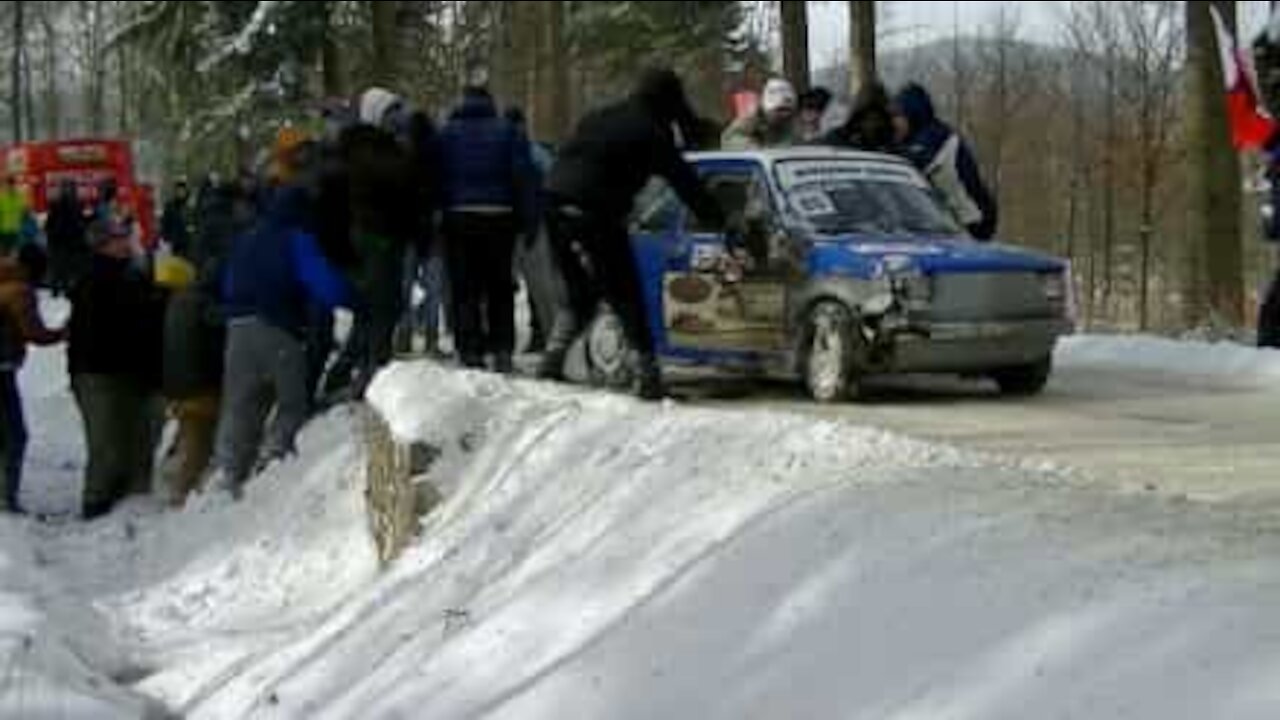 Auto da rally va fuori strada a tutta velovità