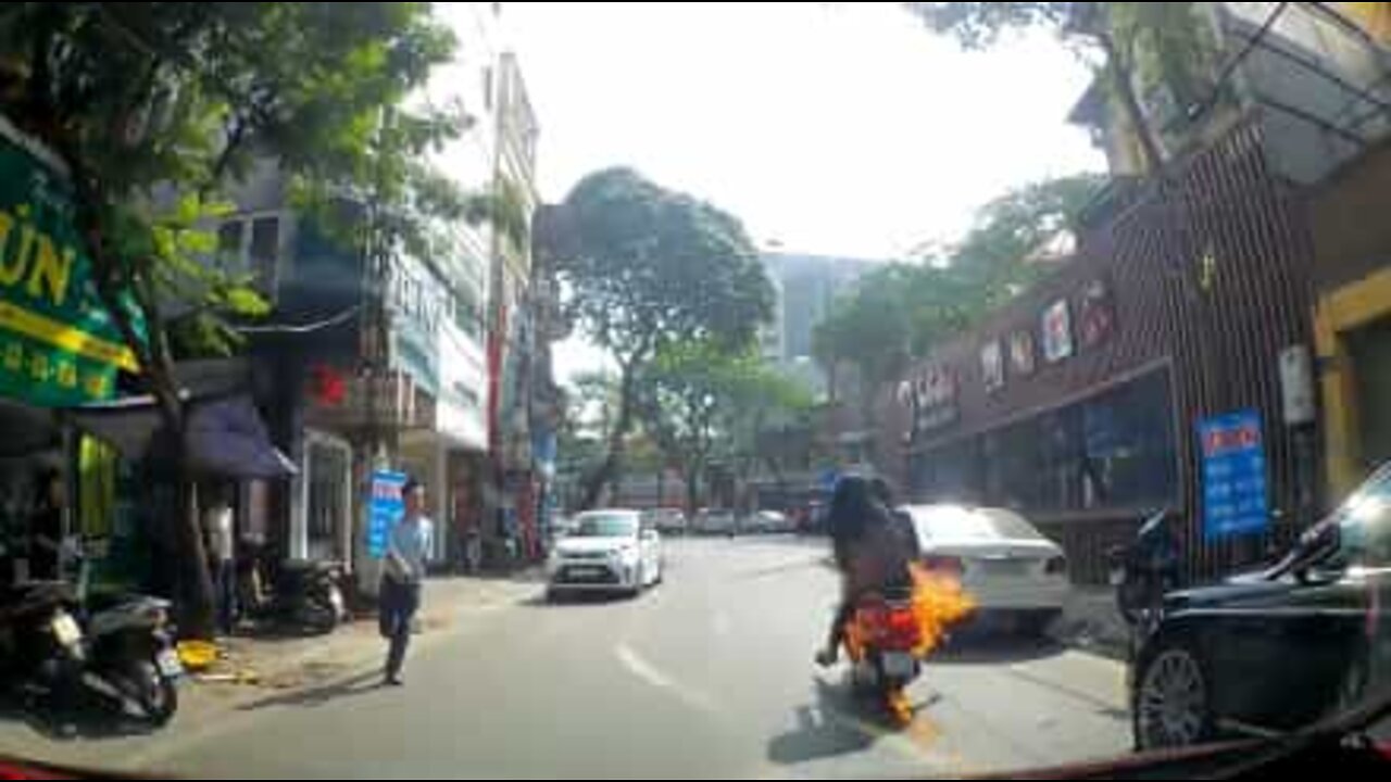 Mota incendeia-se sozinha nas ruas do Vietname