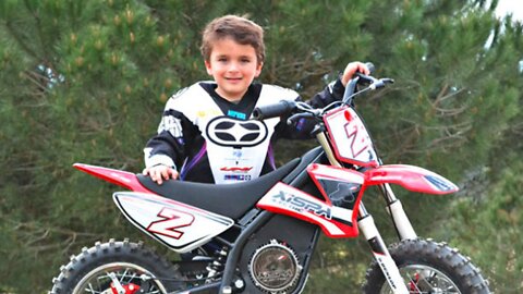 REGARDE UN EN ENFANT SUR MOTO