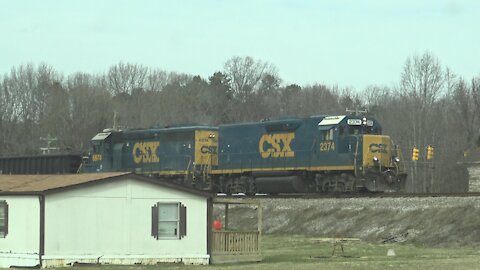 CSX GP40 2374 And GP40-2 6974 Rolling Through Alexis NC 2-5-21 4K