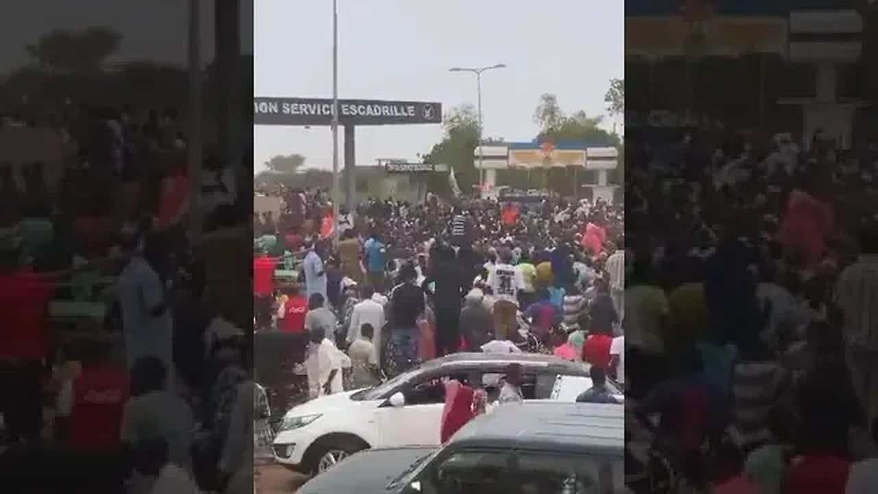 النيجر يتجمعون أمام القاعدة الفرنسية في نيامي تطالب القوات الفرنسية بمغادرة النيجر.