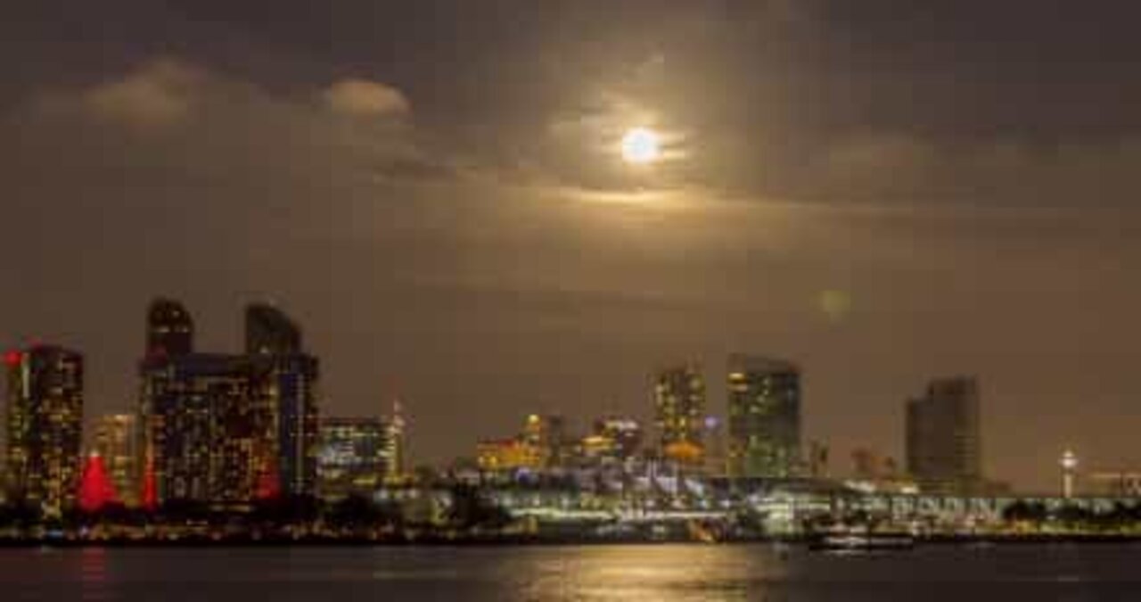 Super lua iluminou o céu da Califórnia no primeiro dia do ano