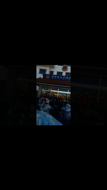 People in HeBei Protest Against Road Closure Due to CCP Virus 疫情爆發 北京封國道 河北逾千民齊吼：放行