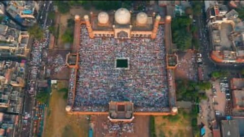 Mesmerizing bird's-eye view of an Indian mosque