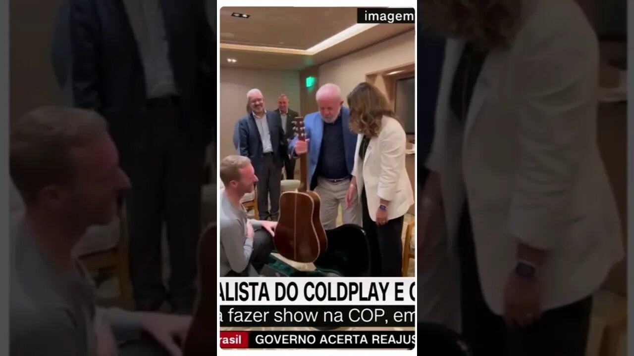 Lula encontra vocalista do Coldplay e ganha violão autografado | @shortscnn #shortscnn