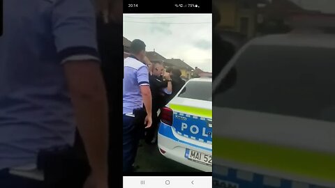 Polițiști din Orăștie, filmaţi în timp ce se luptă să bage în mașină un bărbat.