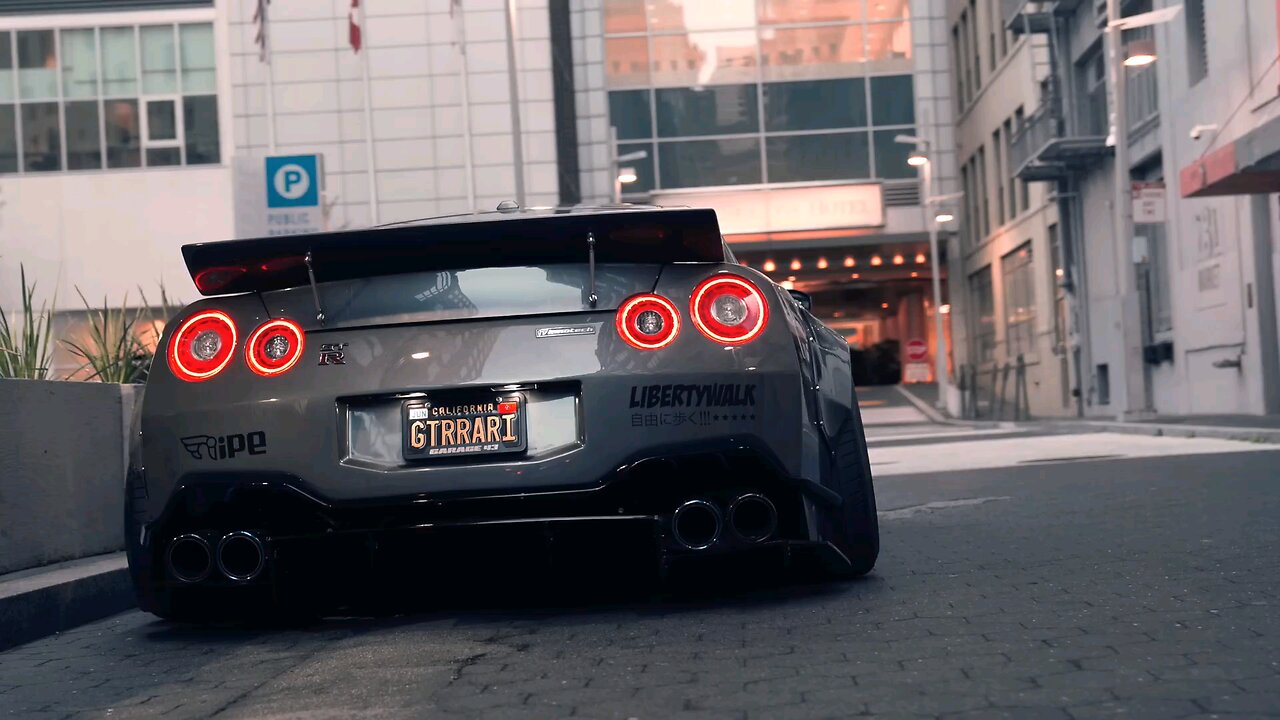 Flame splitting Nissan GTR 🔥