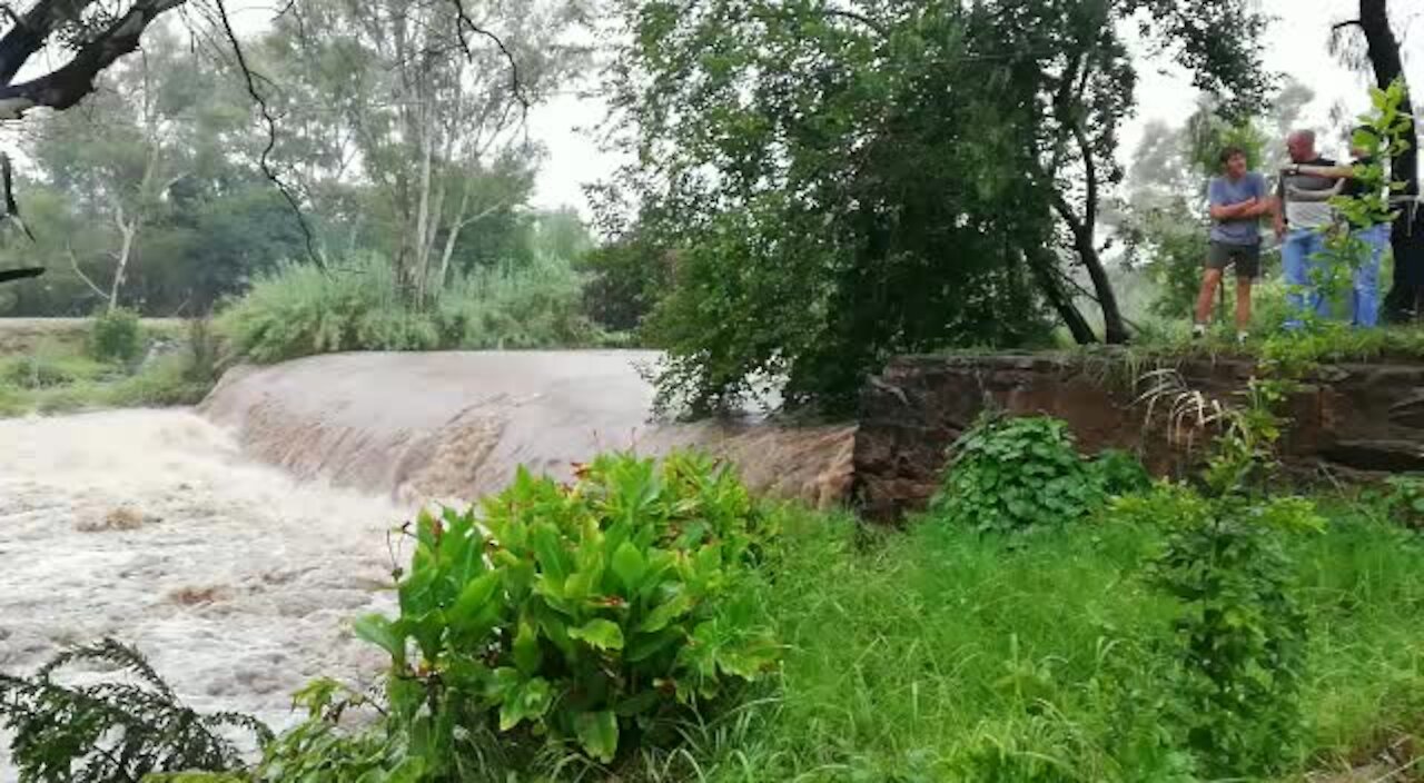 Rain causes flash flooding in Johannesburg (6dv)