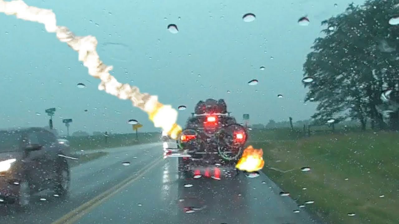 Incredible Lightning Strikes Caught on Camera P2