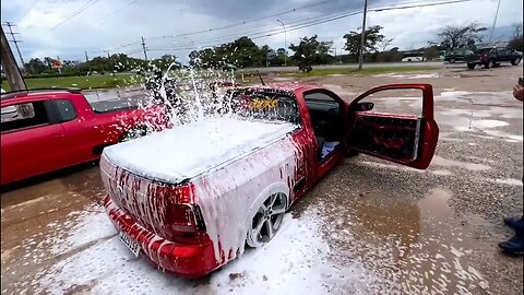 O MELHOR JEITO DE LAVAR UM CARRO COM SOM