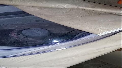 Lavando roupa colocando roupa para lavar e bater