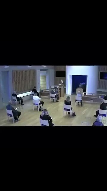 Covid-19: Filhos proibidos de abraçar a mãe durante funeral do pai