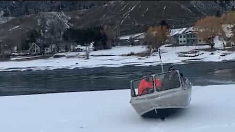 Un bateau glisse sur la neige entre deux lacs !