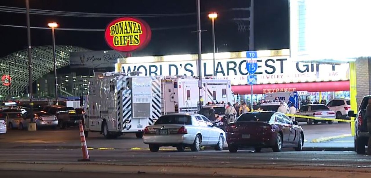 Police evacuate gift shop on Las Vegas Boulevard due to woman with knife