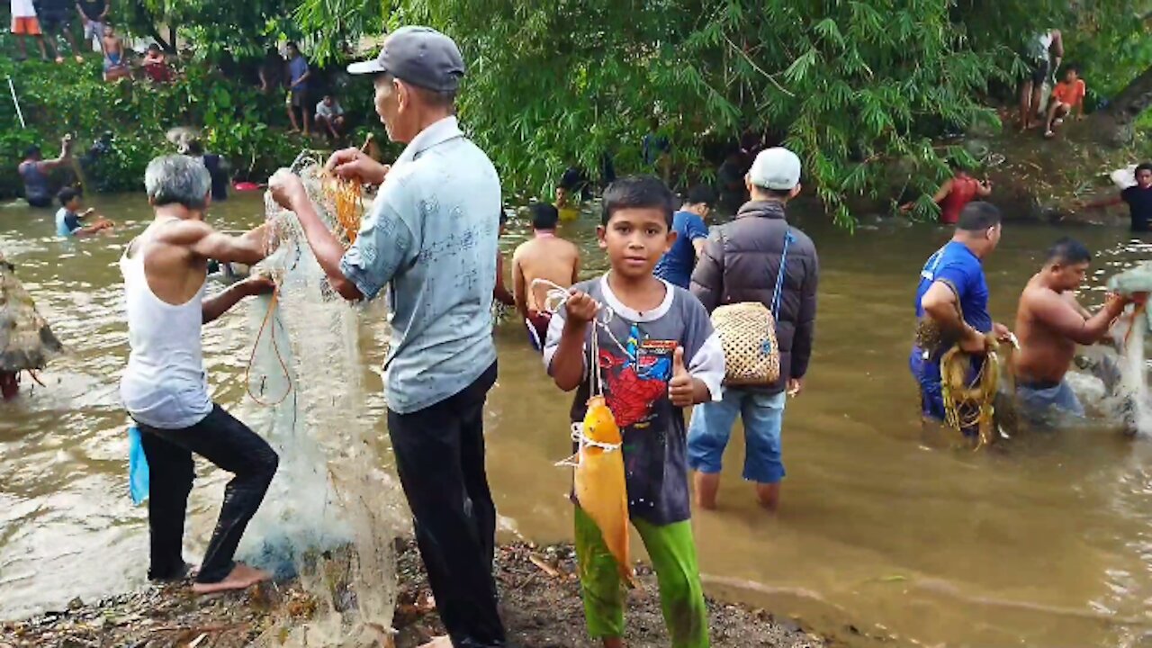 Amazing.. Fishing net in river,, Traditional net Fishing..