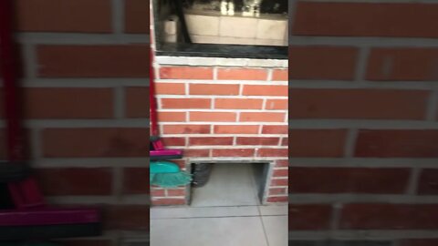 Churrasqueira camada dupla tijolos refratários para minorar efeito do vazamento