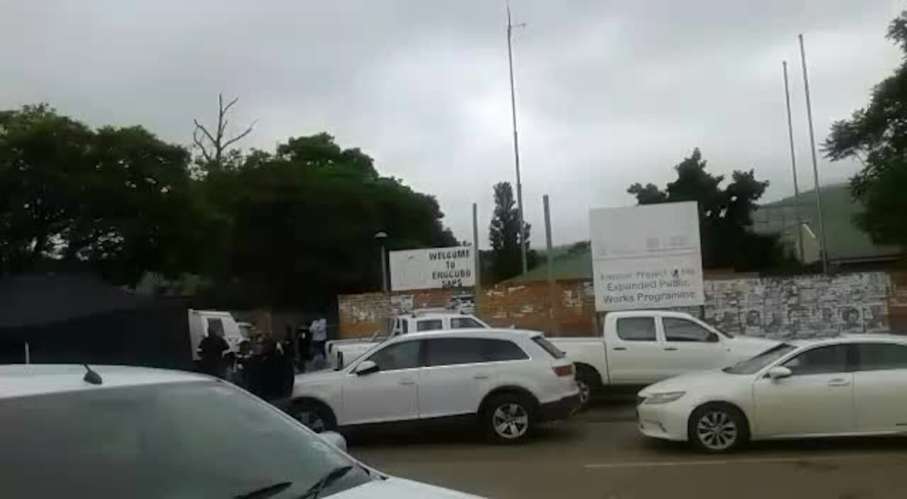 Crowds gather at crime scene of Eastern Cape police station attack (DZH)