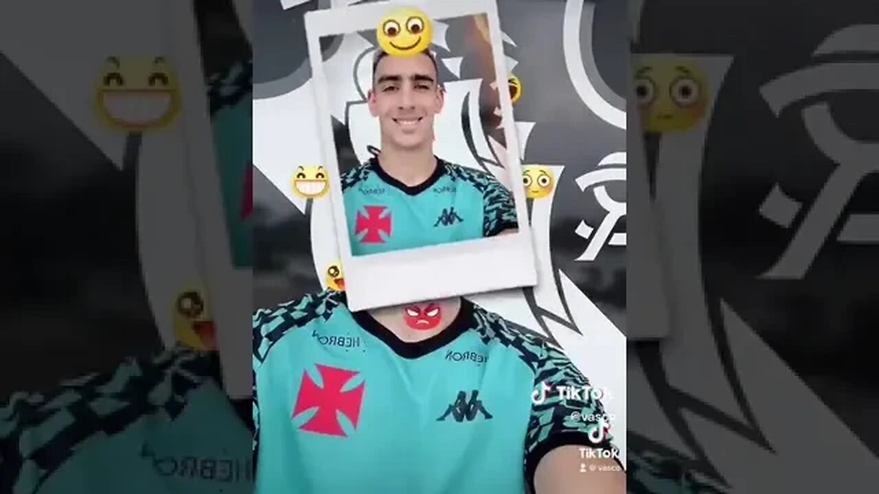 Pumita fazendo caretas