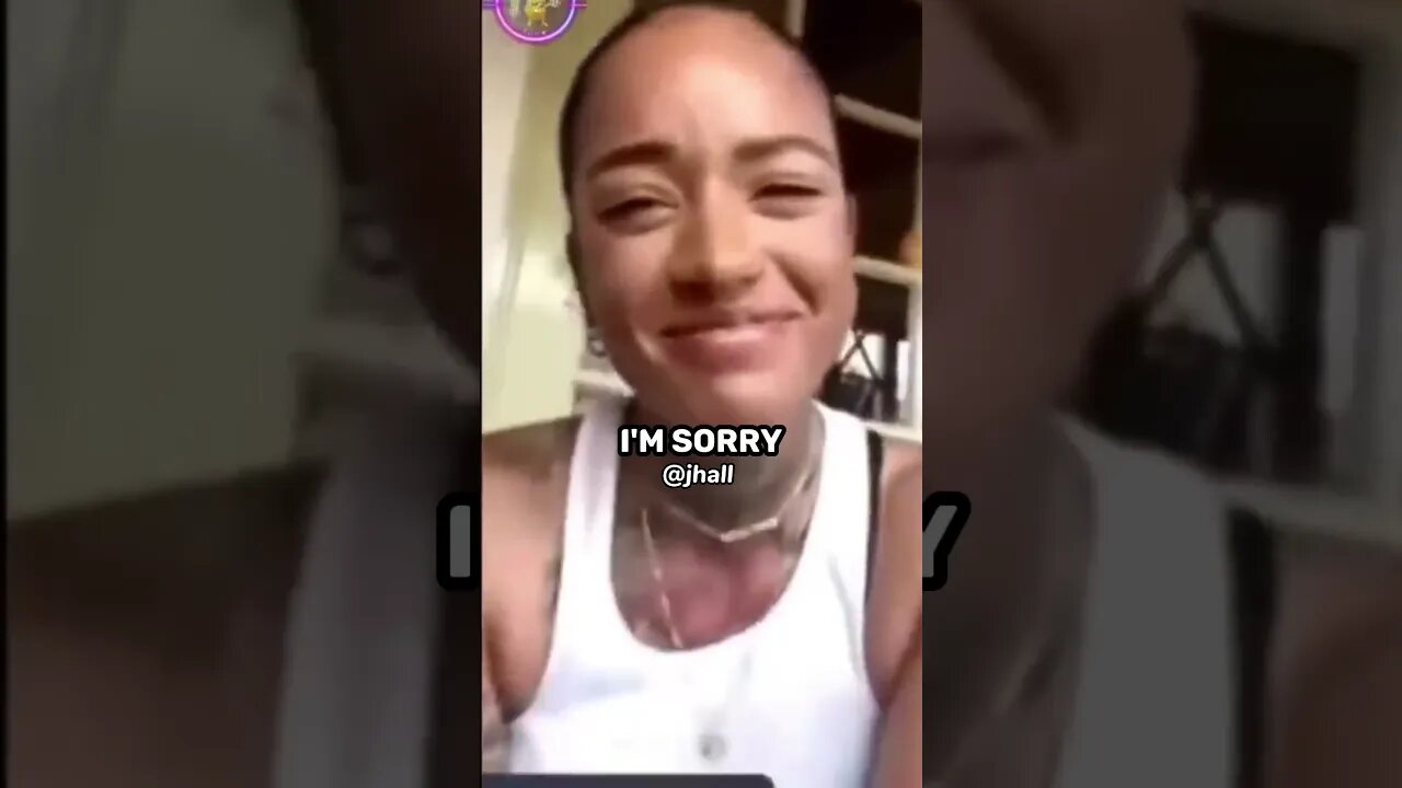 Female Youtuber Gets Savagely Roasted By Fan
