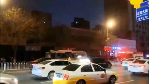 沈阳公共汽车突发爆炸1死42伤，性质不详。爆炸瞬间，现场视频。爆炸后乘客路边等救援，汽车被炸碎。《时刻新闻》2022年2月12日