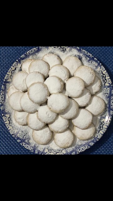 Turning granulated sugar into powdered sugar