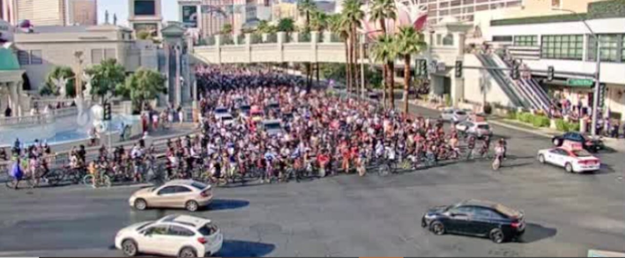 2,000 cyclists take over Las Vegas Strip