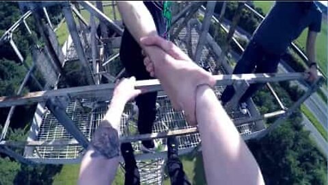 Uhkarohkeutta korkeuksissa: luottaisitko itse henkesi ystäväsi käsiin tällä tavoin?