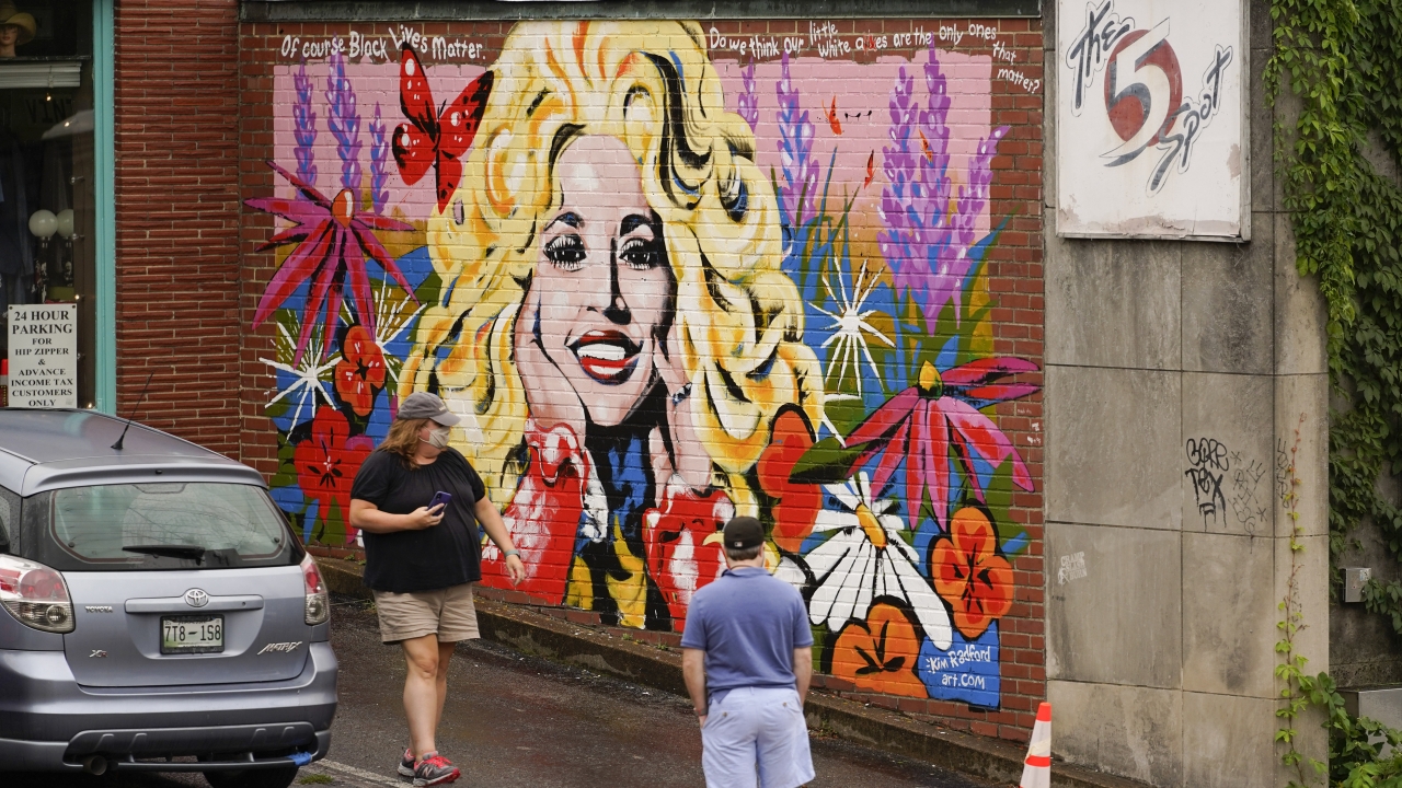 Tourists Flock To Dolly Parton Mural Supporting Black Lives Matter