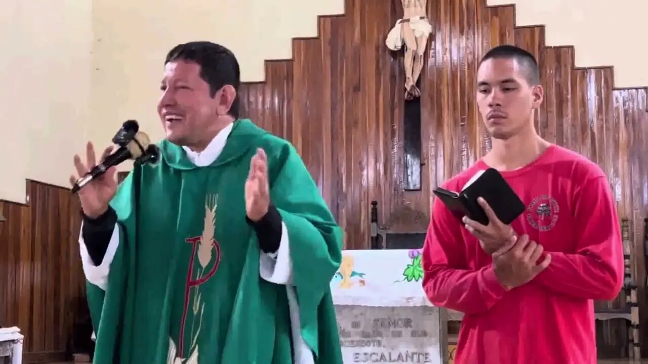 Mira la recompensa que recibes al ayudar a un sacerdote!! Padre Luis Toro.