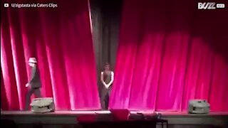 Jovem desenha círculo perfeito num talent show