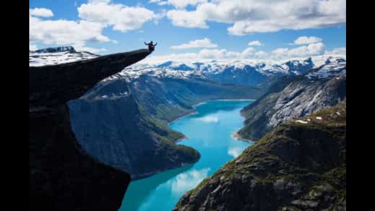 Centinaia di persone in fila per un selfie panoramico