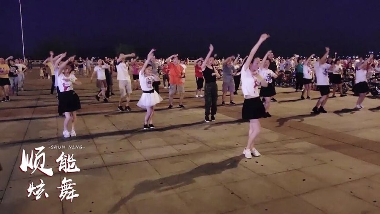 经典广场舞《草原上的哥哥》，舞姿优美轻盈，动作好看又好学【順能炫舞團】