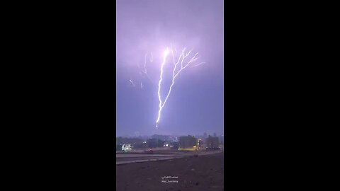 Incredible video shows massive lightning bolt striking Mecca Clock Tower building in Saudi Arabia