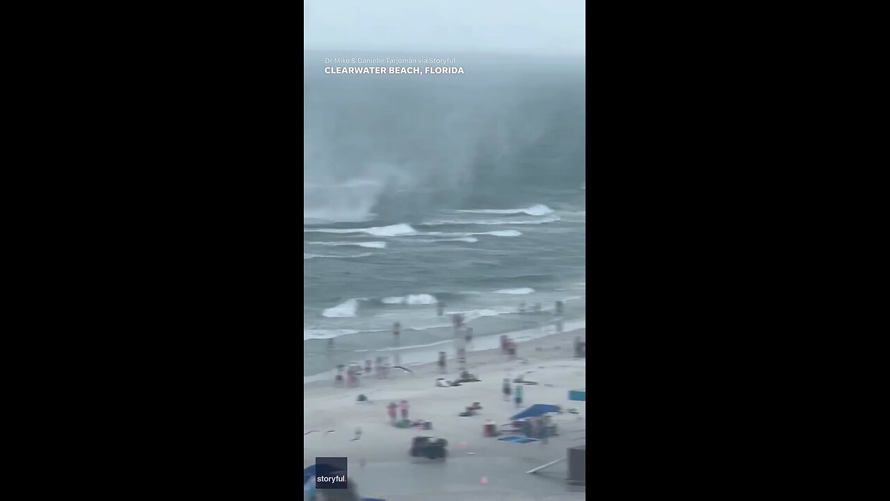 Footage captures waterspout ripping through crowded beach #Shorts