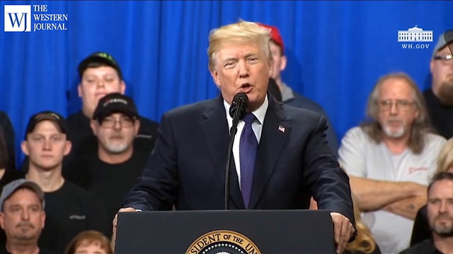 ‘Hi Folks!': Trump Mocks 'Fake News' Media Right in Front of Them to Cheers from Crowd