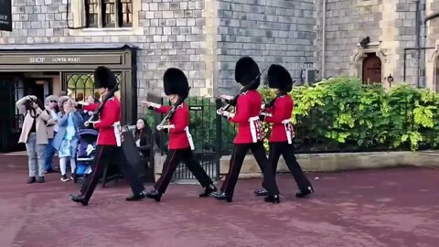 Windsor castle guard shouts at tourist too make way #windsorcastle