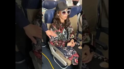 LADY ON A PLANE SAYS "I'M NOT WEARING A MASK, I'M VACCINATED"