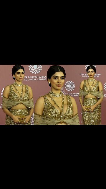 Janhiv Kapoor Sister Khushi Kapoor Looking Stunning In Golden Outfit Arrievs At Ambani's NMACC