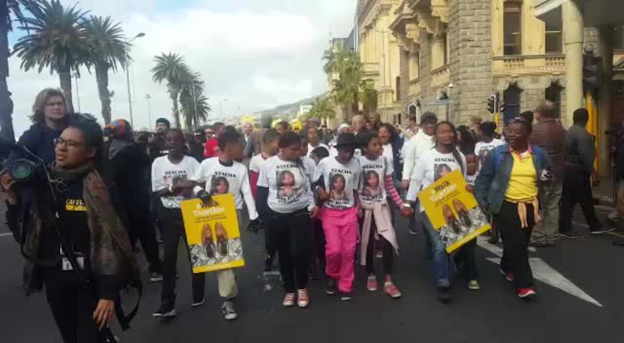 UPDATE 1: 'Elders' and ordinary citizens march in Cape Town in honour of Mandela (9db)