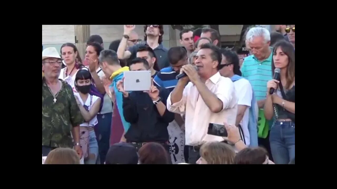 Osvaldo Anibal Romano mintiendole a la gente en el obelisco ( 8 de enero de 2022)