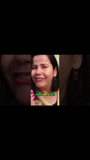 Comendo Carne de Camelo Cozida Marrakech Marrocos