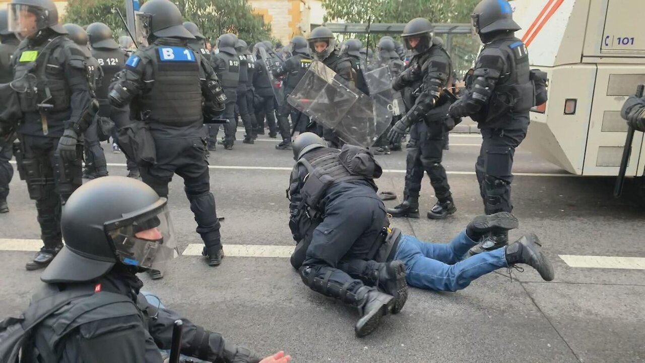 Luxembourg: Clashes, arrests as police deploy water cannon at anti-vaccine protest - 11.12.2021