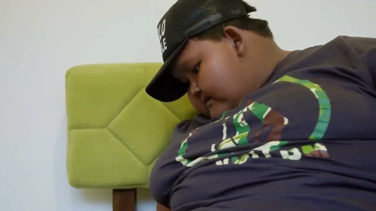 The world's heaviest child in the media spotlight 18