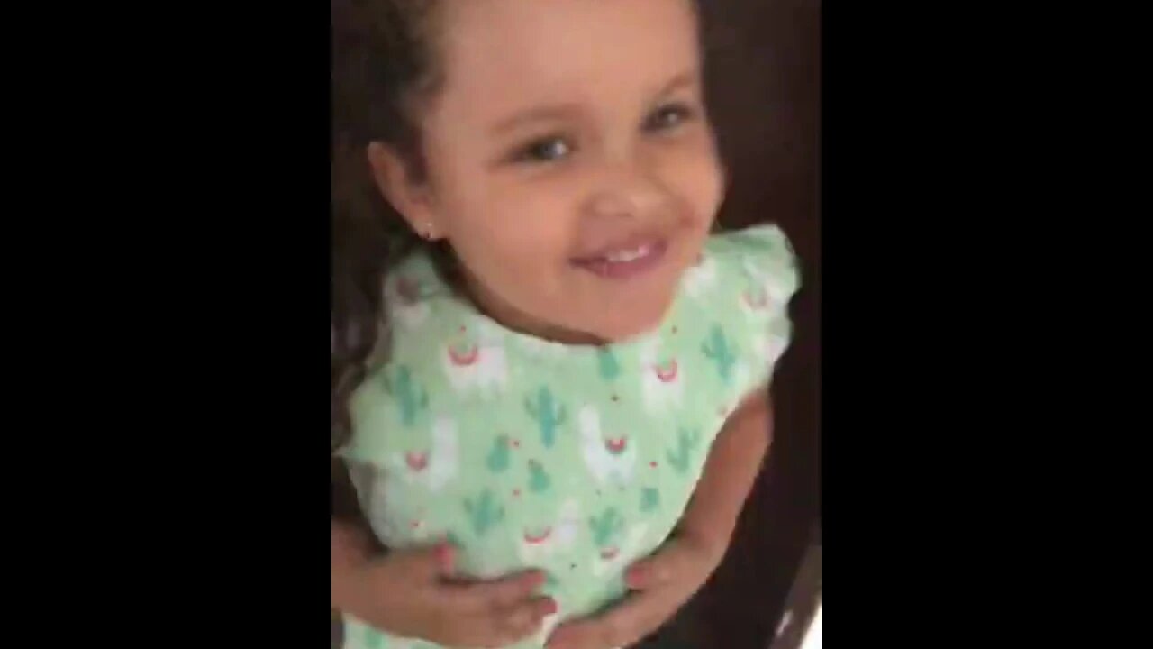Chegando na casa da vovo para pegar os presentes de natal - #shorts #linda #bebe