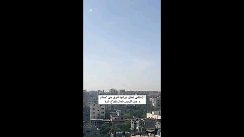 لحظة إطلاق طائرة مروحية لجيش الاحتلال النار شرق حي السلام وجبل الريس شمال قطاع غزة اليوم