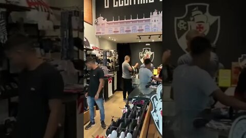 Fila pra comprar ingressos na Loja do Vasco em Jacarépagua